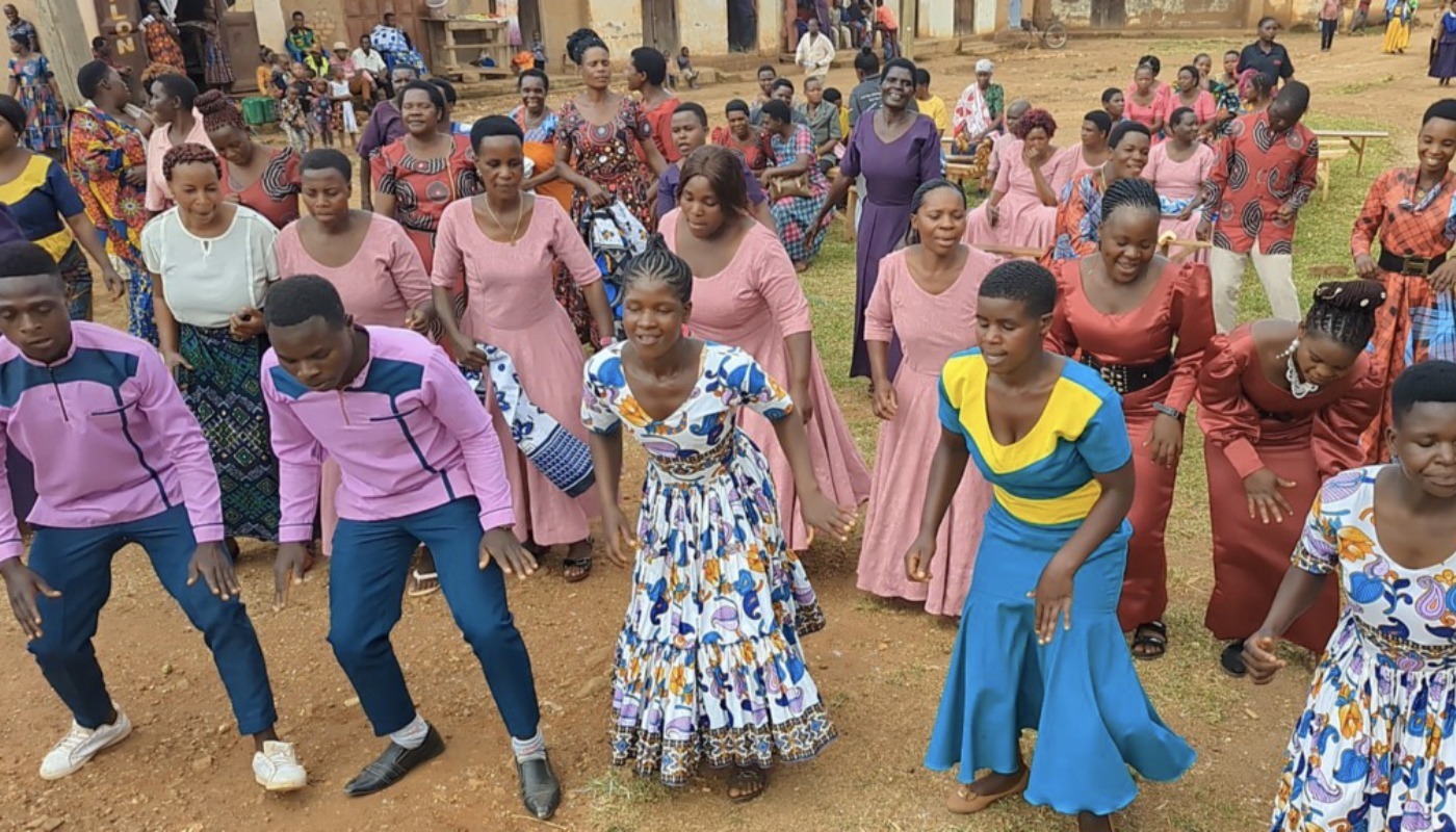 Bibeluebergabefeier In Tanzania