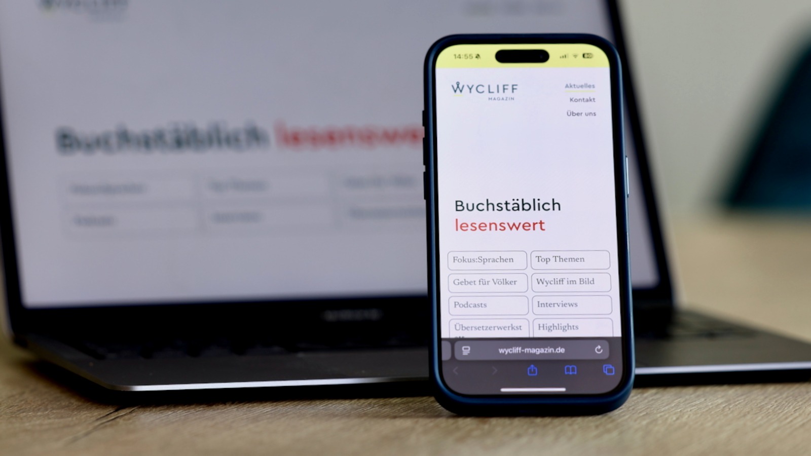 Smartphone zeigt Online-Magazin von Wycliff an