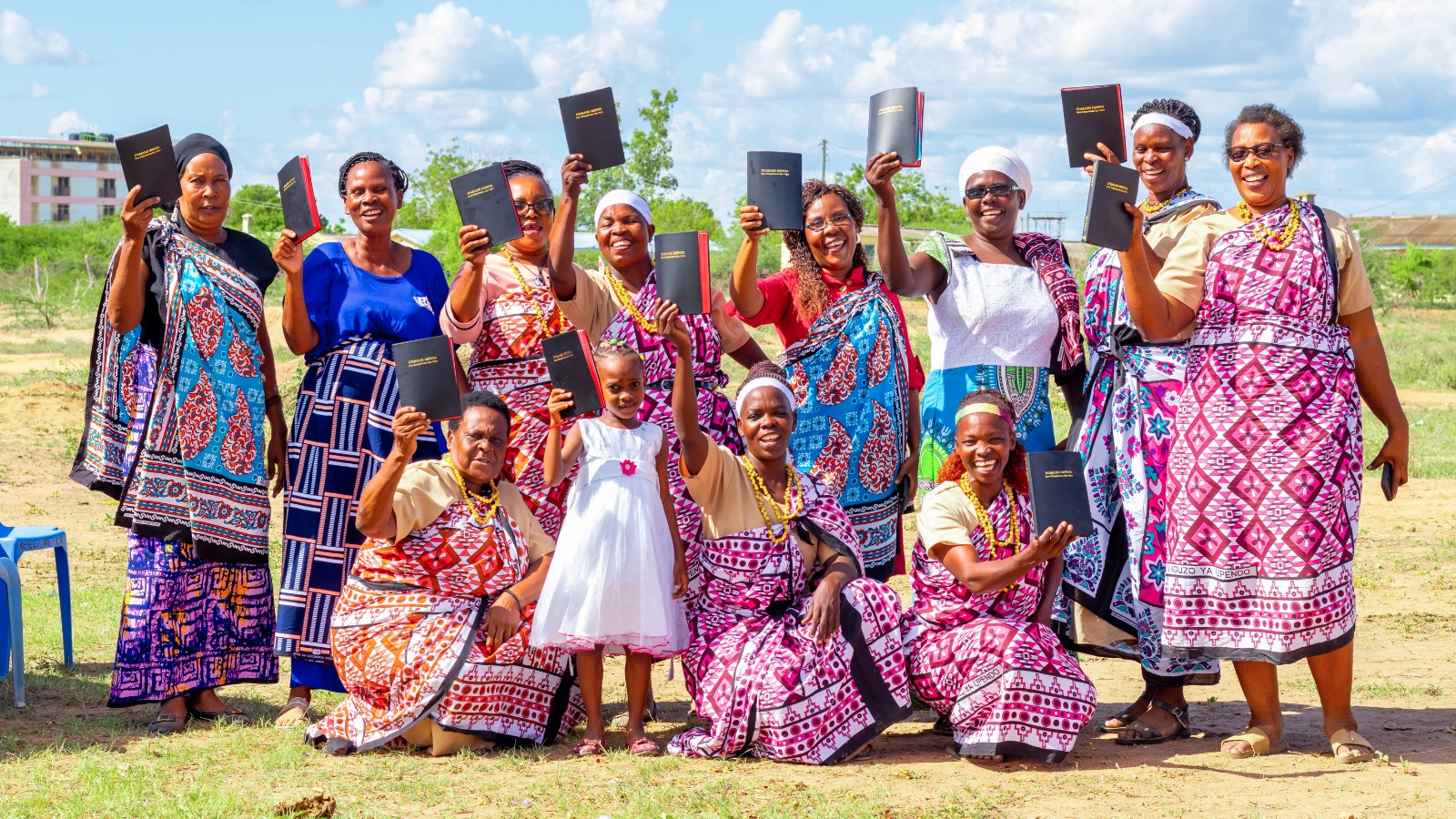 Frauen in kenya mit bibel in der hand