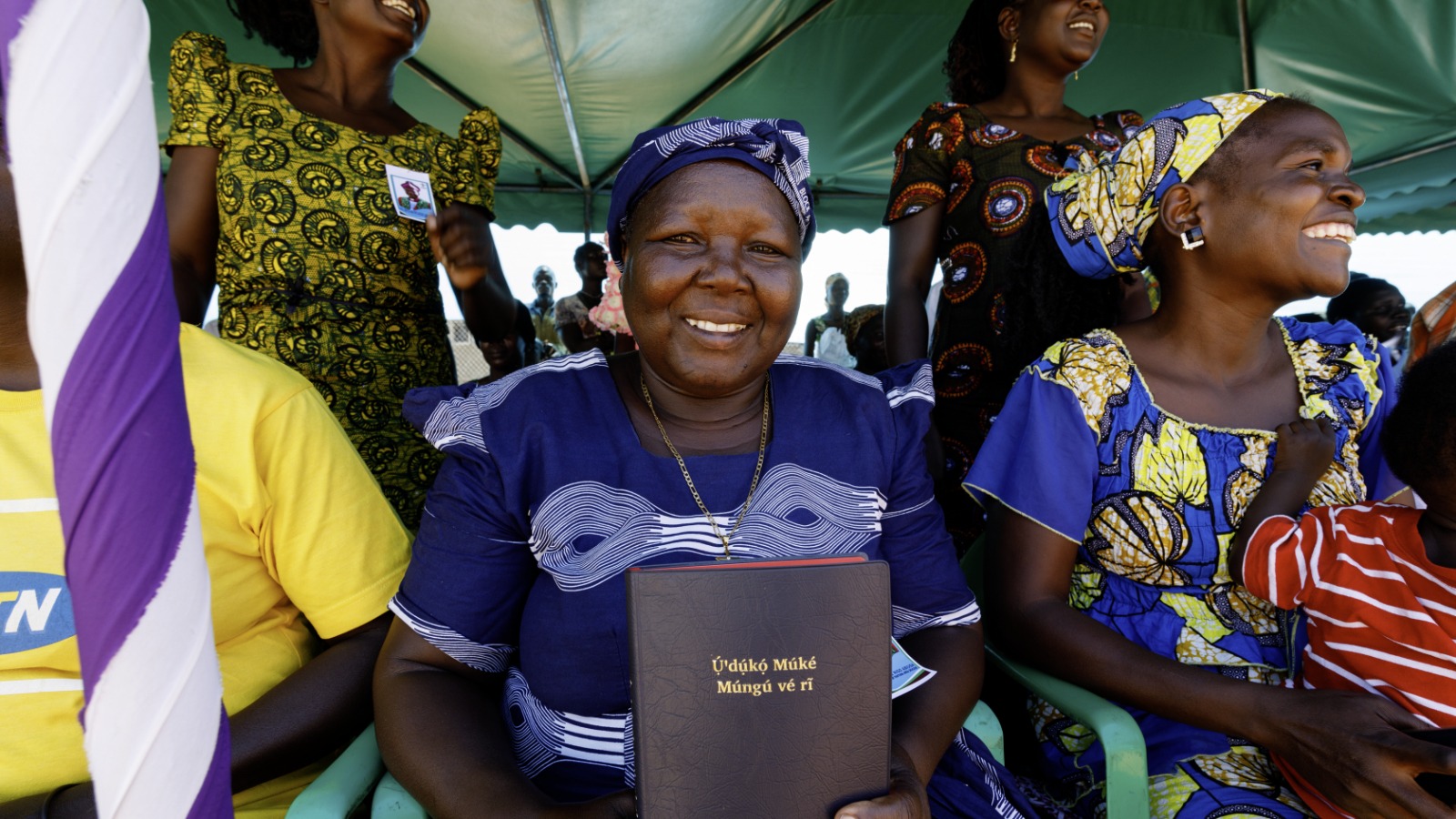 Frau in Uganda mit neuer Bibel in ihrer Sprache