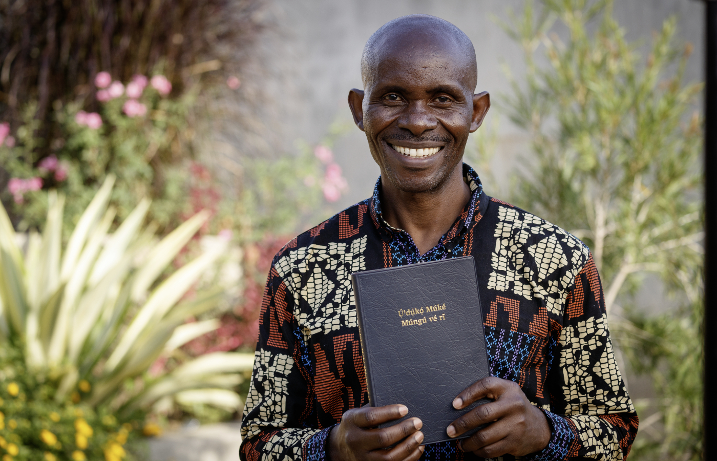 Mann mit Bibel