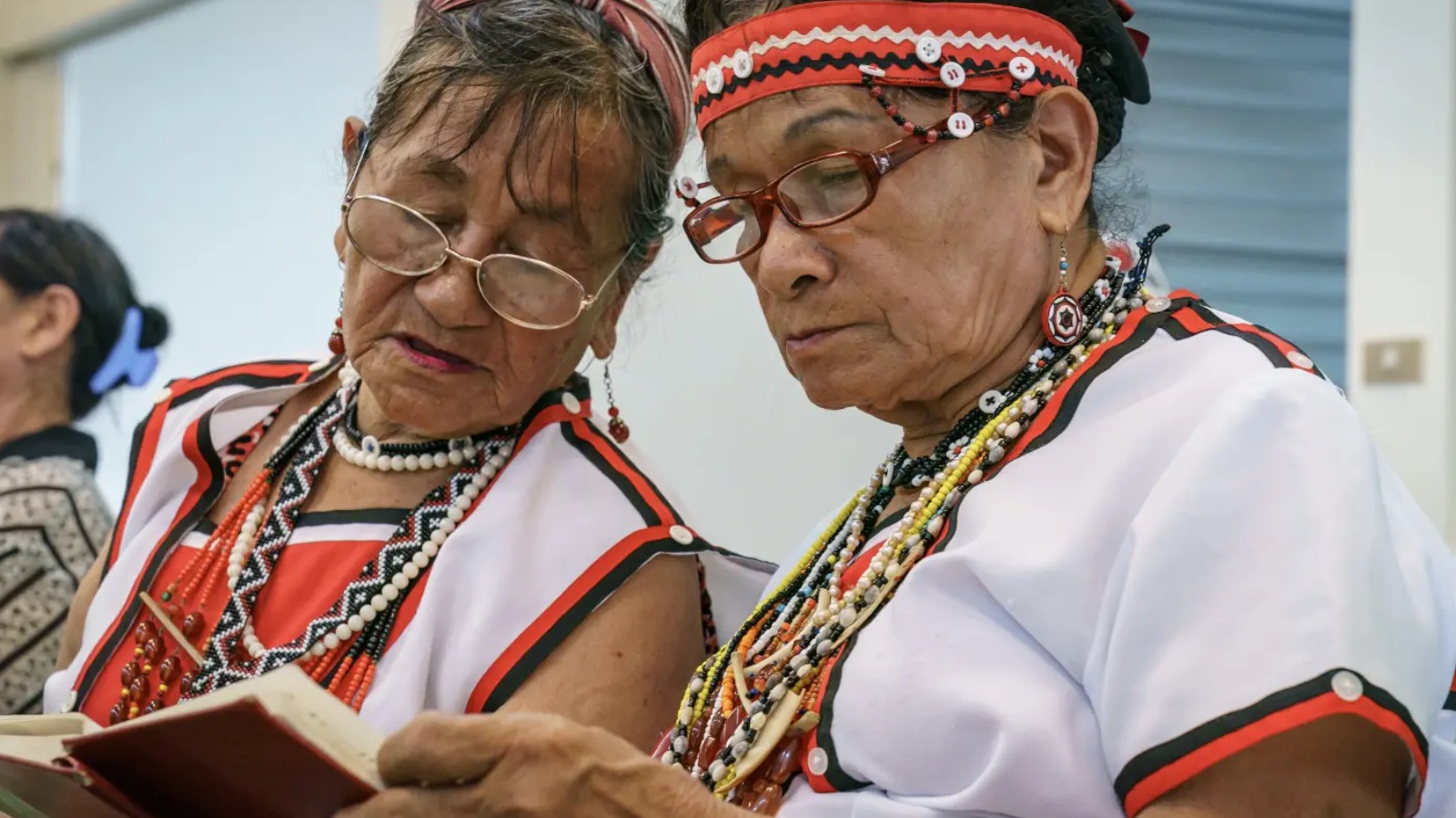 2 ältere Frauen in Taiwan lesen die Bibel
