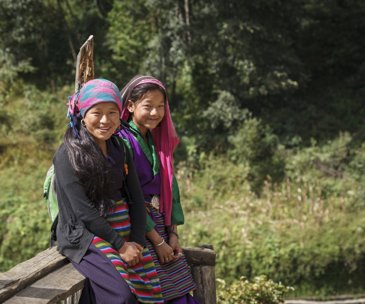 2 Maedchen in Asien in traditioneller Kleidung