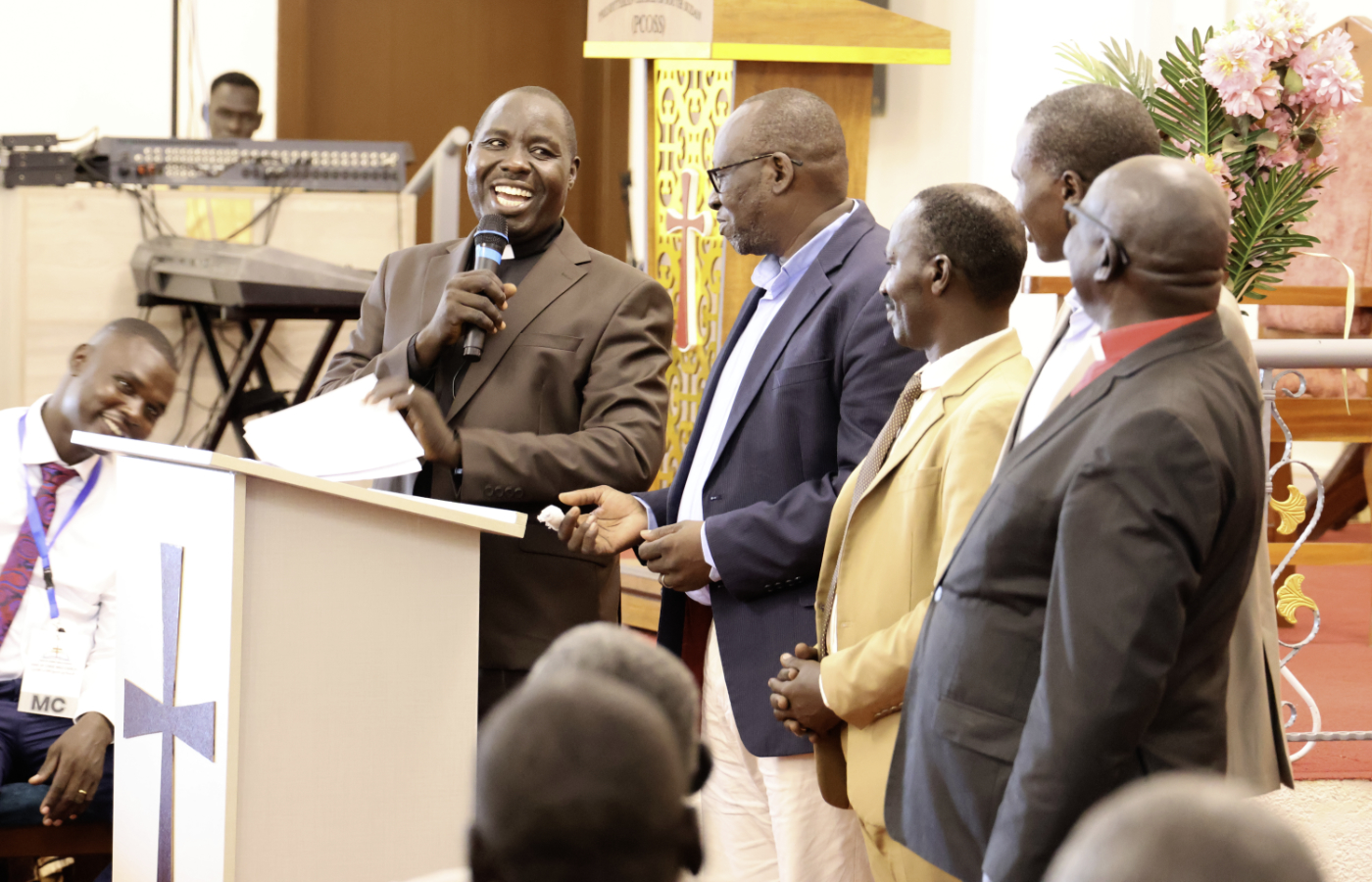 Bibelfeier Sudan Maenner im Gottesdienst