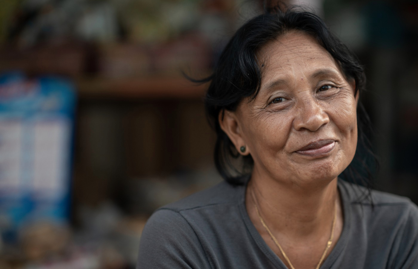 Indonesien laechelnde frau