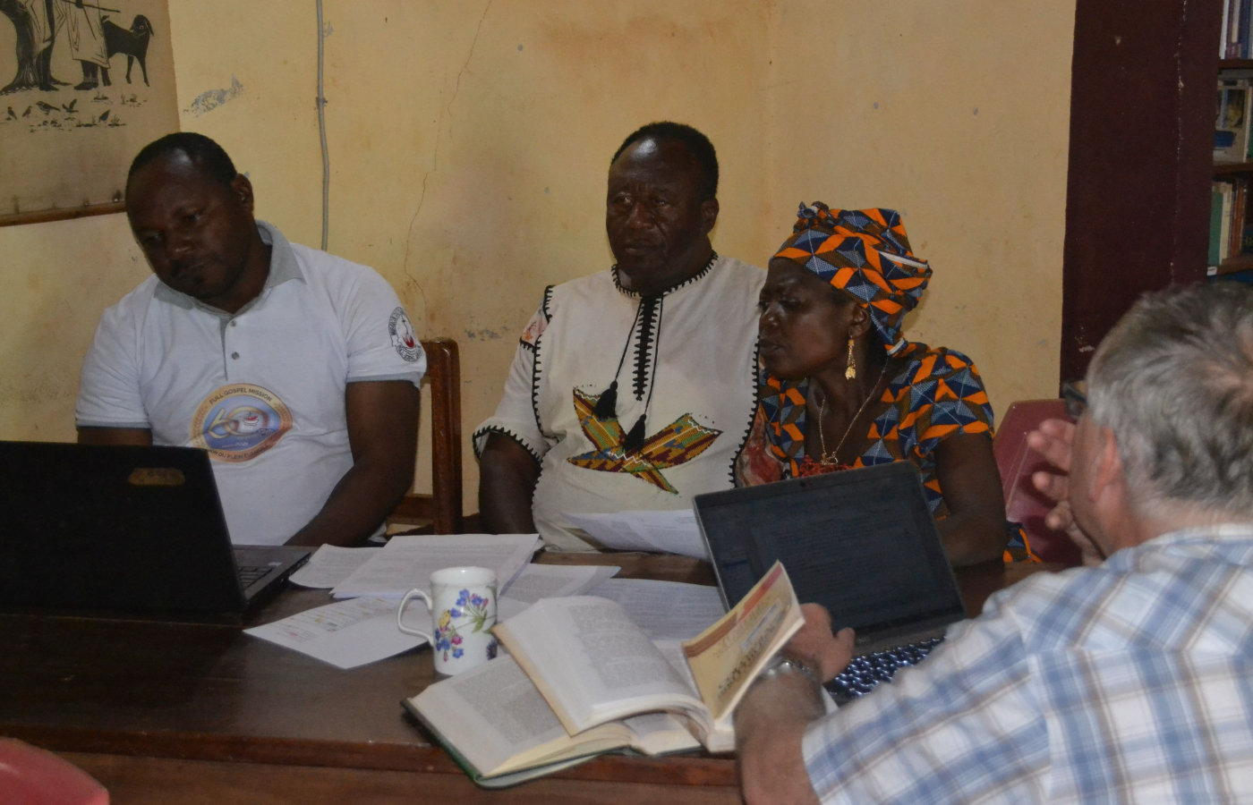 Ian in Kamerun am Arbeiten im Team