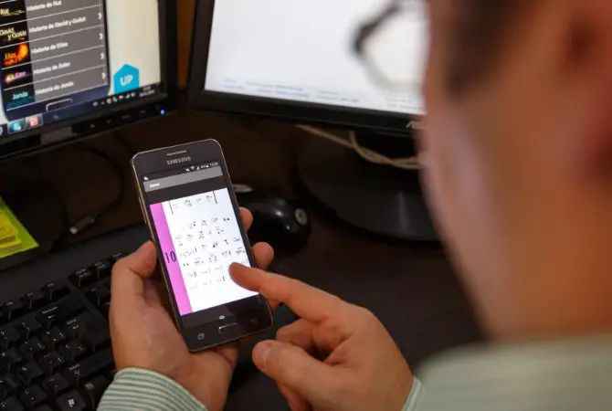 Handy mit Satzteilen im Display