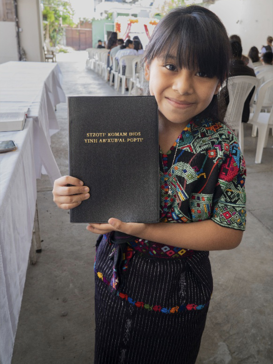 Maedchen mit Bibel