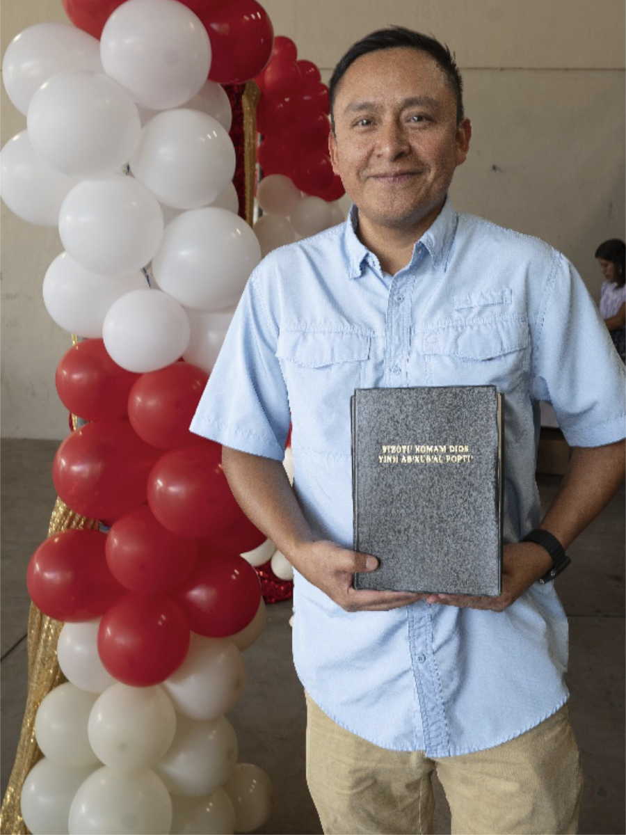 Mann mit Bibel in der Hand