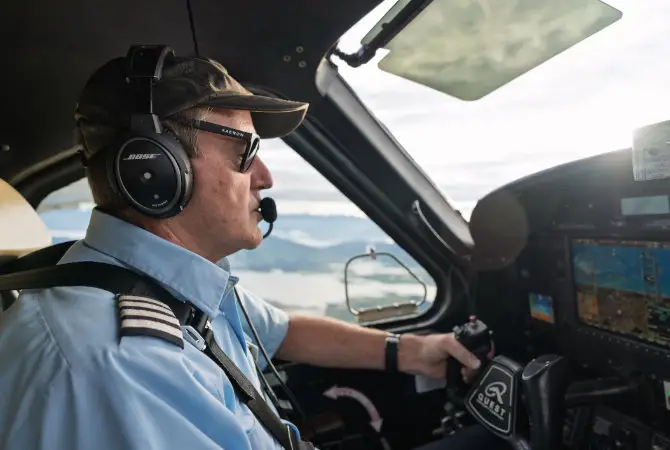 Pilot im Cockpit